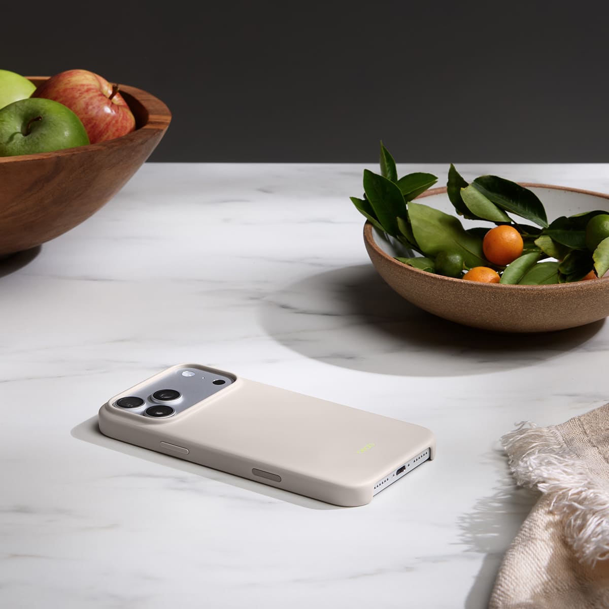 Apple Beats etui do iPhone 17 Pro Max z MagSafe i panelem Sterowanie aparatem - Boksytowy beżowy Apple Beats etui do iPhone 17 Pro Max z MagSafe i panelem Sterowanie aparatem - Boksytowy beżowy