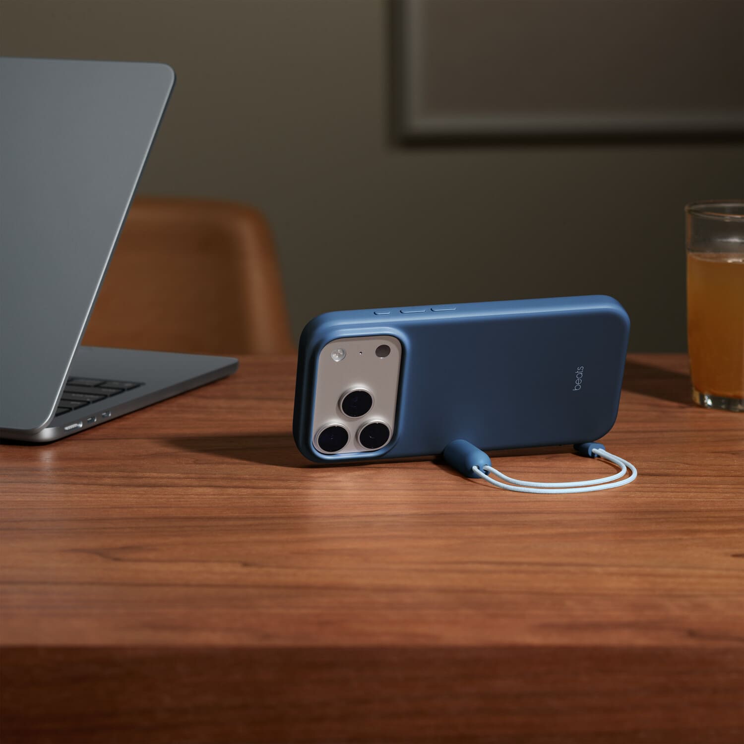 Apple Beats Kickstand etui z podpórką do iPhone 17 Pro/iPhone 18 Pro z MagSafe i panelem Sterowanie aparatem - Granitowy granat
