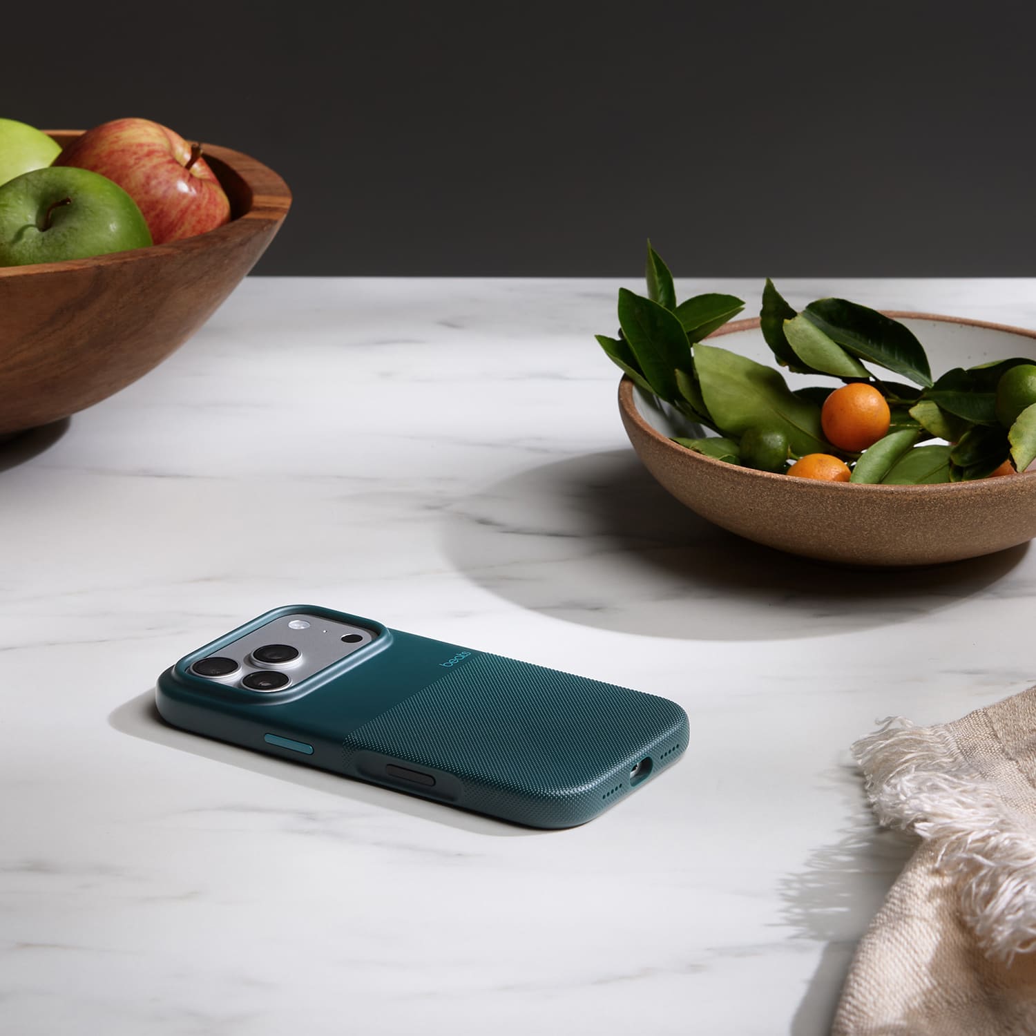 Apple Beats Rugged etui do iPhone 17 Pro z MagSafe i panelem Sterowanie aparatem - Tatrzański granatowy