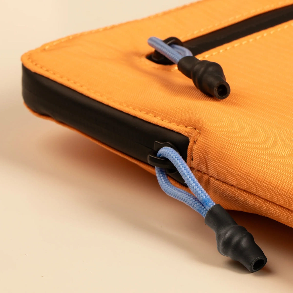 Native Union Ultralight Sleeve Etui ochronne do Macbook Air 13 - Morelowe