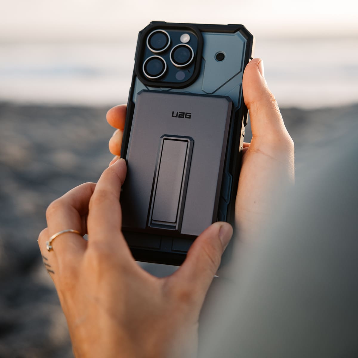 UAG Ultra Slim 5K Powerbank magnetyczny 5000 mAh z podstawką kompatybilny z MagSafe - Czarno-szary