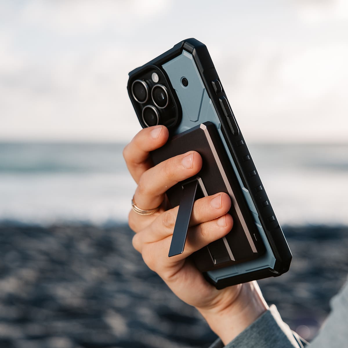 UAG Ultra Slim 5K Powerbank magnetyczny 5000 mAh z podstawką kompatybilny z MagSafe - Tytanowy