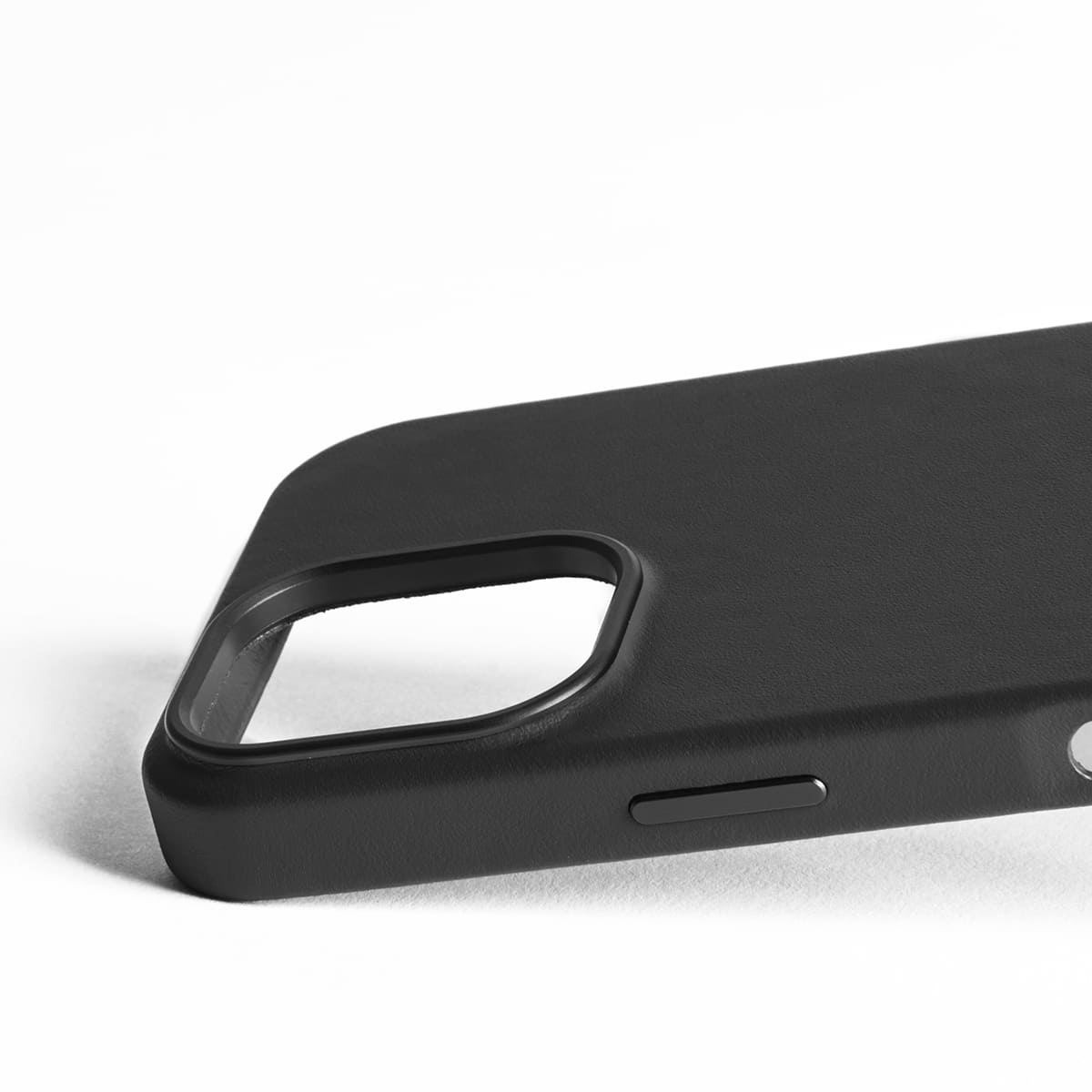 Mujjo Leather Case Etui skórzane do iPhone 16 kompatybilne z MagSafe - Czarne Mujjo Leather Case Etui skórzane do iPhone 16 kompatybilne z MagSafe - Czarne
