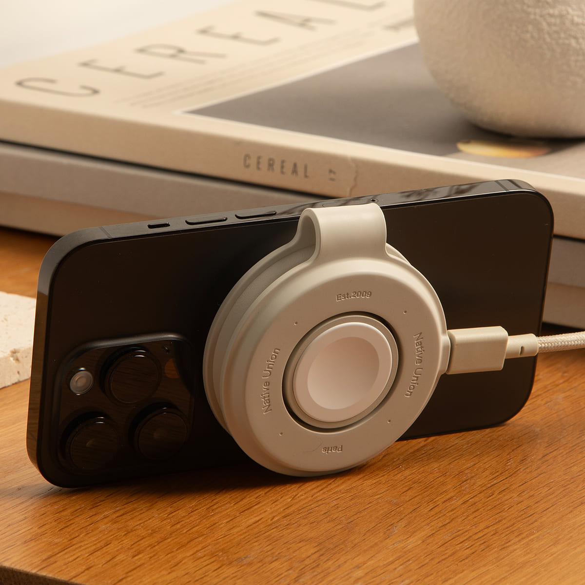 Native Union Voyage Wireless Charger Bezprzewodowa ładowarka podróżna 15W do dwóch urządzeń kompatybilna z MagSafe - Piaskowa